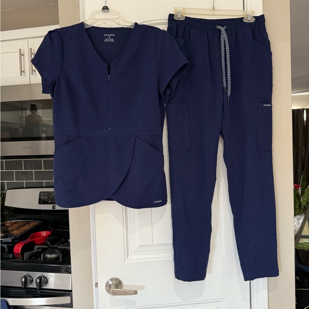 Jaanuu navy scrub set